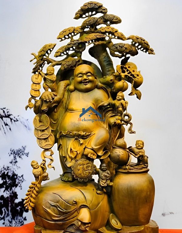 tượng di lặc đứng gốc tùng