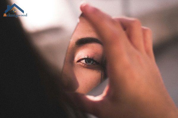 điềm báo khi làm vỡ gương soi mặt