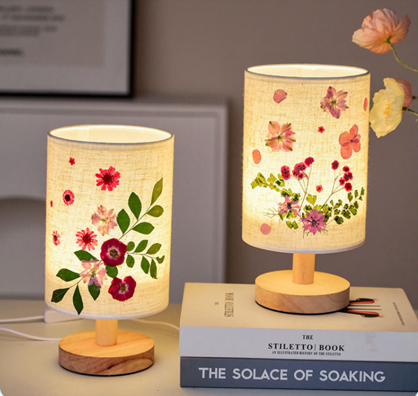 đèn để bàn decor với hoa văn thủ công